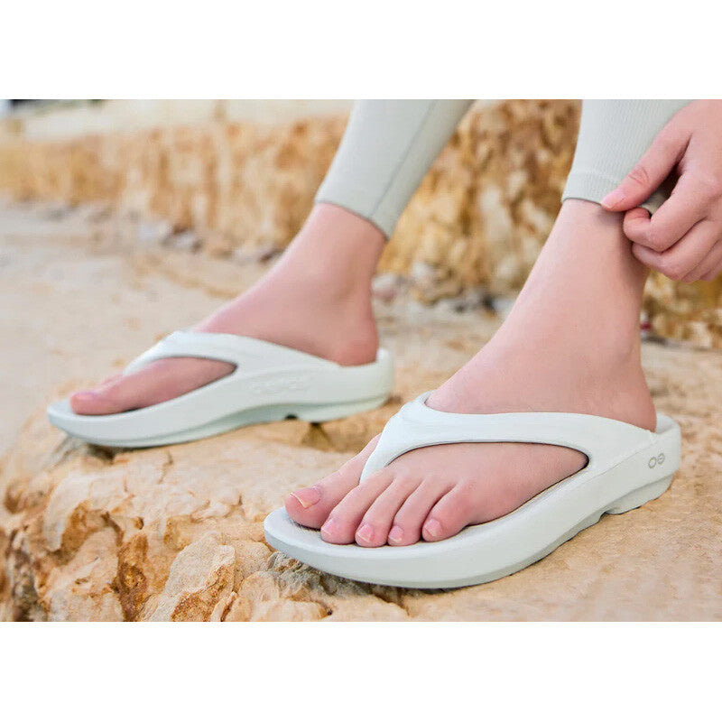 Oofos Oolala Thong (W) (Ice)